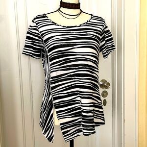 NWOT Apropos Black and‎ White Dimensional Swing Tee shirt with side slit Size M